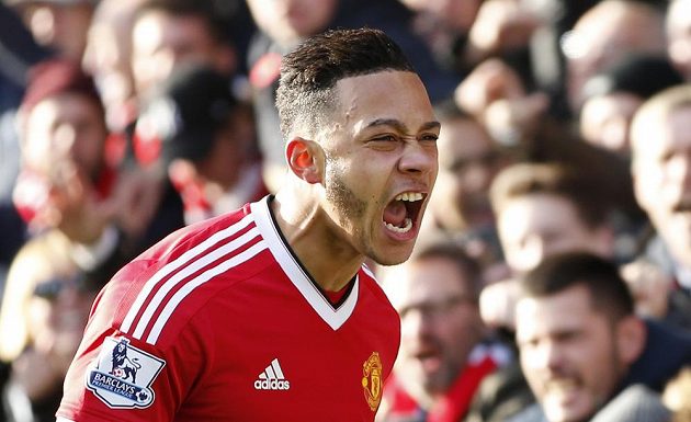 Záložník Manchesteru United Memphis Depay se raduje z gólu v síti Watfordu v zápase 13. kola Premier League.