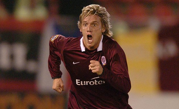Obránce Sparty Radoslav Kováč oslavuje svůj gól během ligového derby se Slavií, které se hrálo 14. března 2004 na Strahově.