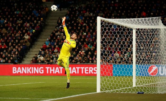 Basilejský brankář Tomáš Vaclík při jednom ze zákroků proti Manchesteru City.