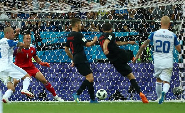 Milan Badelj (druhý zprava) se opřel do míče a Chorvatsko proti Islandu vedlo.