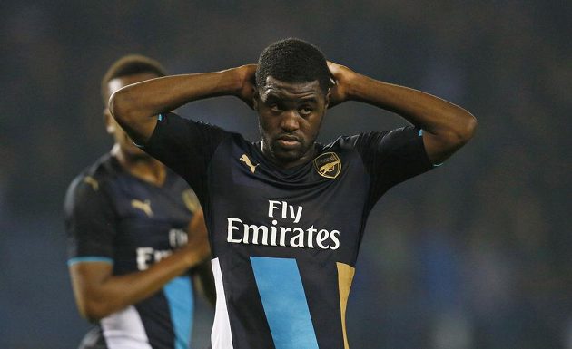 Výmluvné gesto Joela Campbella z Arsenalu po porážce se Sheffieldem Wednesday.