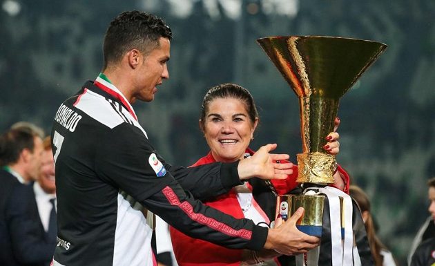Portugalský fotbalista Cristiano Ronaldo drží společně se svojí matkou Dolores Aveirovou trofej pro mistra italské Serie A. Archivní foto
