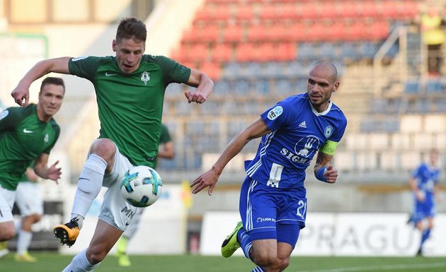 Zleva Lukáš Masopust z Jablonce a Michal Vepřek z Olomouce v duelu 10. kola HET ligy.
