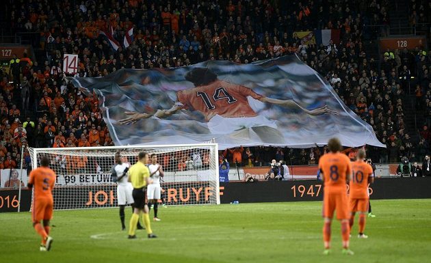 Nizozemští fotbalisté i fanoušci se v páteční přípravě proti Francii rozloučili se zesnulým Johanem Cruyffem.