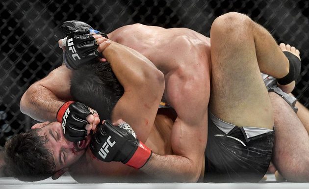 Zápas v kategorii polotěžká váha - Magomed Ankalaev z Ruska a Klidson Abreu z Brazílie (dole) na Večeru smíšených bojových umění UFC Fight Night Prague.