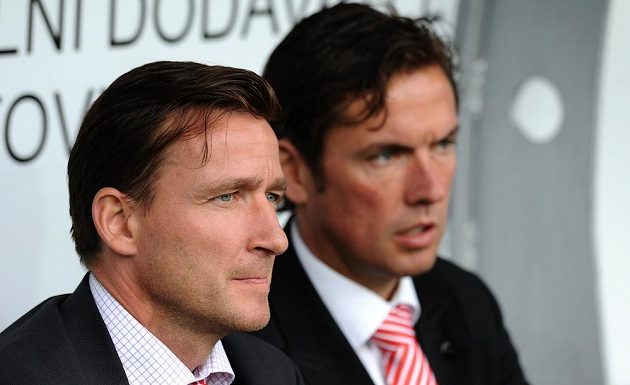 Nový asistent trenéra Slavie Praha Vladimír Šmicer (vlevo) a trenér Alex Pastoor během utkání 22. kola Gambrinus ligy.