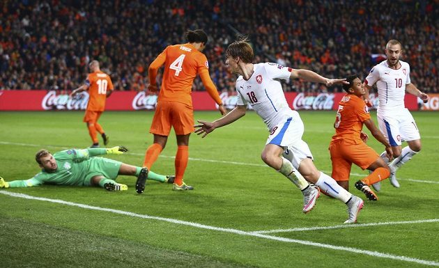 Josef Šural (18) jásá poté, co dal druhý český gól proti Nizozemsku. Na zemi leží brankář Jeroen Zoet, bezmocní už jsou Virgil van Dijk (4) i Jairo Riedewald (5), vpravo je Jiří Skalák.