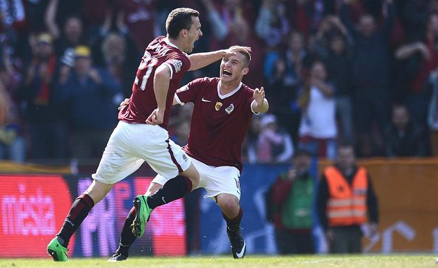 Sparťanský útočník David Lafata (vlevo) se raduje s obráncem Pavlem Kadeřábkem ze vstřelení gólu proti Slavii.