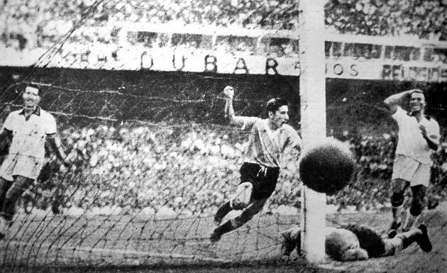 Nejslavnější gól uruguayského kanonýra Alcidese Ghiggii (uprostřed) - na brazilském stadiónu Maracaná v roce 1950 vstřelil ve finále mistrovství světa rozhodující gól.