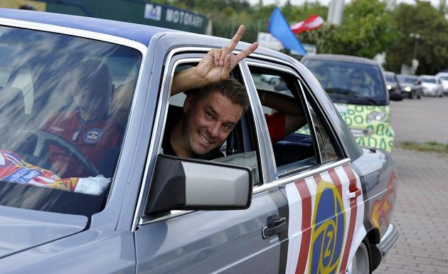 Petr Švancara uspořádal společně s členy spolku Věříme Zbrojovce automobilový výjezd fanoušků na ligový zápas do Zlína. Kolona vozidel odjela z brněnského stadiónu za Lužánkami. Švancara jel v čele kolony s letitým mercedesem, který dostal na své červnové rozlučce s kariérou za Lužánkami.