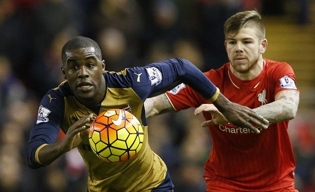 Liverpoolský Alberto Moreno (vpravo) se snaží zastavit Joela Campbella z Arsenalu.