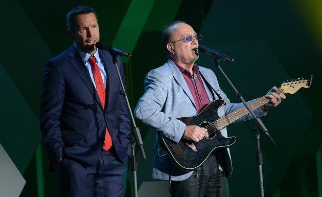 Pavel Horváth (vlevo), osobnost ligy, pobavil svým vystoupením se zpěvákem Petrem Jandou, frontmanem skupiny Olympic.