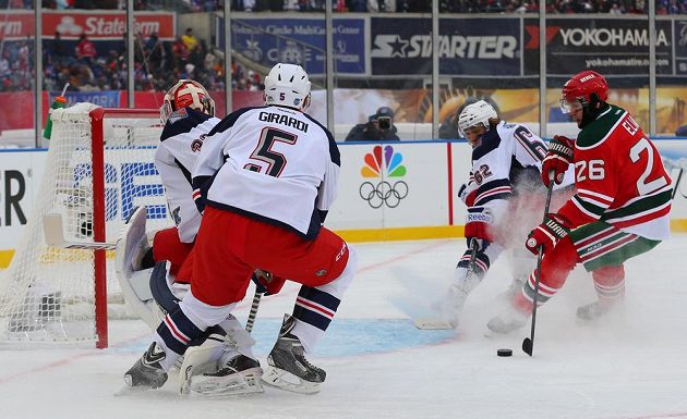 Útočník New Jersey Devils Patrik Eliáš (vpravo) střílí gól proti New Yorku Rangers na Yankee Stadium.