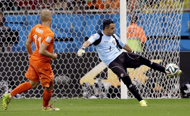 Kostarický brankář Keylor Navas (1) byl těžkou překážkou pro Nizozemce. I pro Arjena Robbena.