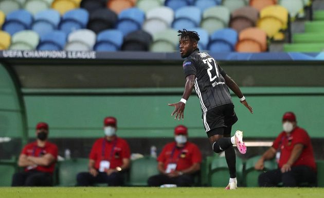 Lyonský Maxwel Cornet se raduje z gólu proti Manchesteru City ve čtvrtfinále Ligy mistrů.