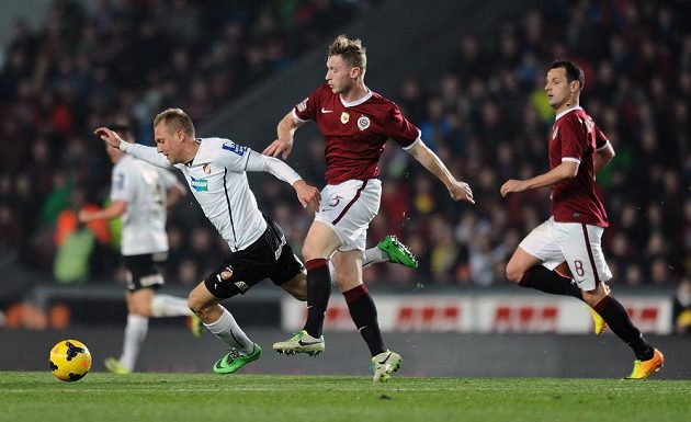 Plzeňský záložník Daniel Kolář (vlevo) a sparťanský obránce Jakub Brabec během utkání 19. kola Gambrinus ligy na Letné.