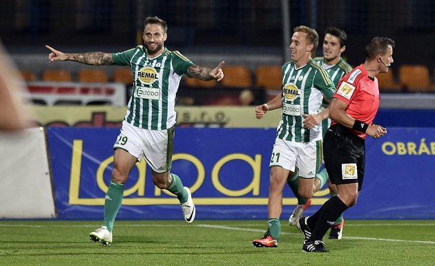 Radost Jana Holendy (vlevo) z Bohemians po prvním gólu v Jihlavě. Vpravo je Martin Hašek.