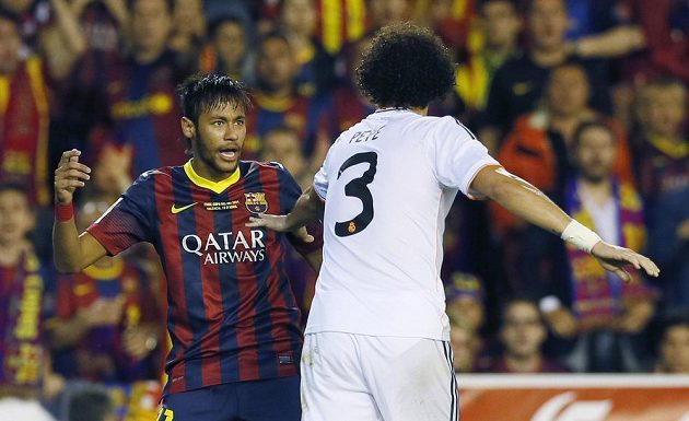 Jedna z mnoha roztržek mezi fotbalisty Barcelony a Realu Madrid - útočník Neymar (vlevo) a obránce Pepe.