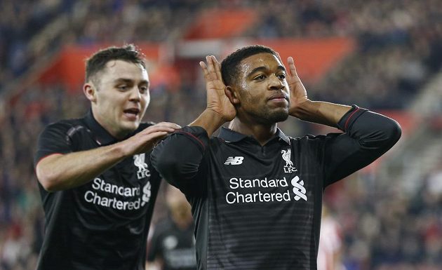 Fotbalisté Liverpoolu slaví gól na hřišti Southamptonu ve čtvrtfinále Ligového poháru. Vpravo je střelec páté branky Jordon Ibe.
