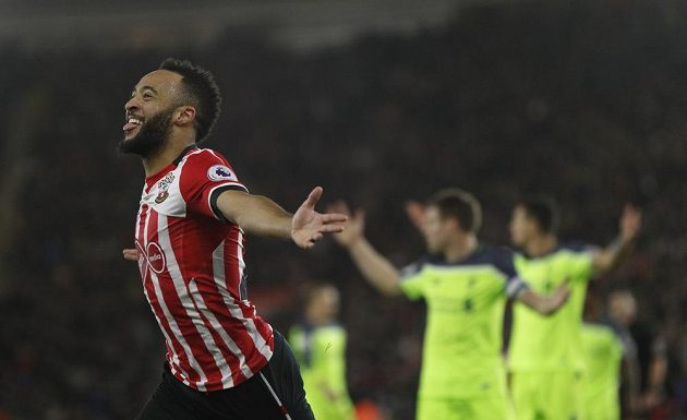 Záložník Southamptonu Nathan Redmond oslavuje gól proti Liverpoolu v úvodním duelu semifinále Ligového poháru.