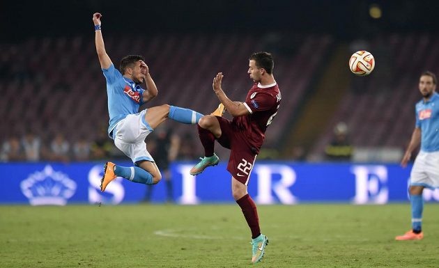 Sparťanský záložník Josef Hušbauer (vpravo) a Dries Mertens z Neapole v utkání základní skupiny I Evropské ligy.