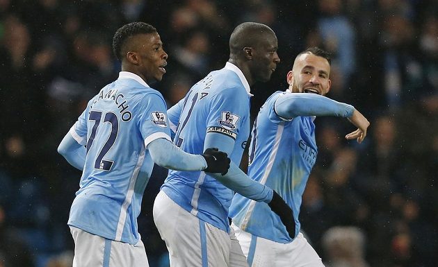 Yaya Touré (uprostřed) se spoluhráči Kelechim Iheanachoem (vlevo) a Nicolasem Otamendim slaví vítěznou trefu proti Swansea.
