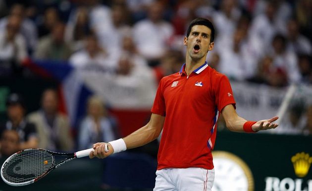 Srb Novak Djokovič během úvodní dvouhry finále Davisova poháru proti Radku Štěpánkovi