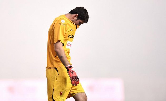 Brankář Slavie Praha Karel Hrubeš během přerušení zápasu se Spartou. Dýmovnici vhodili na trávník fanoušci sešívaných.