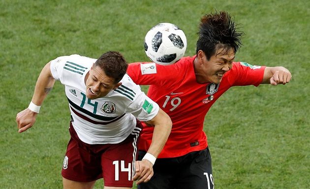 V hlavičkovém souboji Mexičan Javier Hernández (vlevo) a Korejec Kim Jong-kwon.