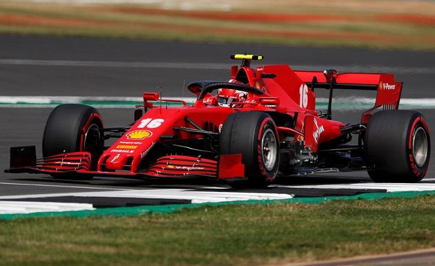 Pilot Ferrari Charles Leclerc během sobotní kvalifikace na výroční závod F1 v Silverstonu.
