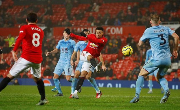 Fotbalista Manchesteru United Jesse Lingard střílí na branku Burnley v Premier League.