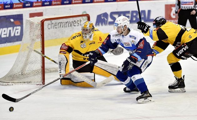 Brankář Litvínova Michael Petrásek sleduje situaci před brankou, kde operují Silvester Kusko z Brna a Jan Ščotka z Litvínova.