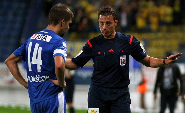 Hlavní rozhodčí Hrubeš uklidňuje libereckého útočníka Vojtěcha Hadaščoka v utkání proti Teplicím.