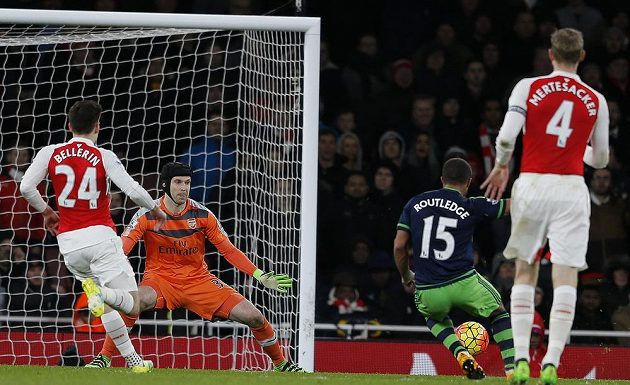 Wayne Routledge (druhý zprava) ze Swansea překonává Petra Čecha v bráně Arsenalu.