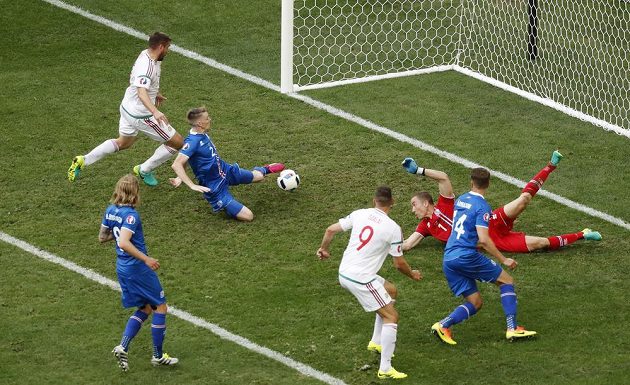 Islanďan Birkir Saevarsson usměrnil míč po maďarském centru do vlastní sítě.