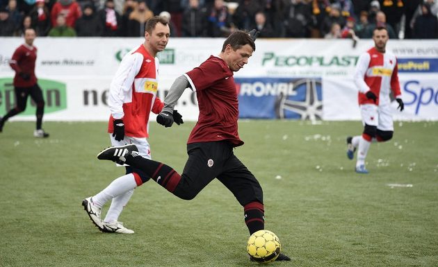 Sparťan Libor Sionko (s míčem) a Slávista Ivo Ulich během tradičního Silvestrovského derby internacionálů.