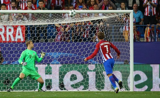 Antoine Griezmann z Atlétika Madrid trefuje z pokutového kopu břevno branky Bayernu, kterou střežil Manuel Neuer.