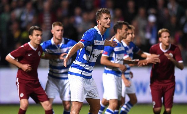Český útočník ve službách Zwolle Tomáš Necid během utkání play off Evropské ligy proti Spartě.