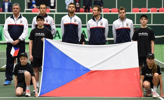 Český daviscupový tým pro utkání s Austrálií. Zleva nehrající kapitán Jaroslav Navrátil, Lukáš Rosol, Jiří Veselý, Jan Mertl a Adam Pavlásek.
