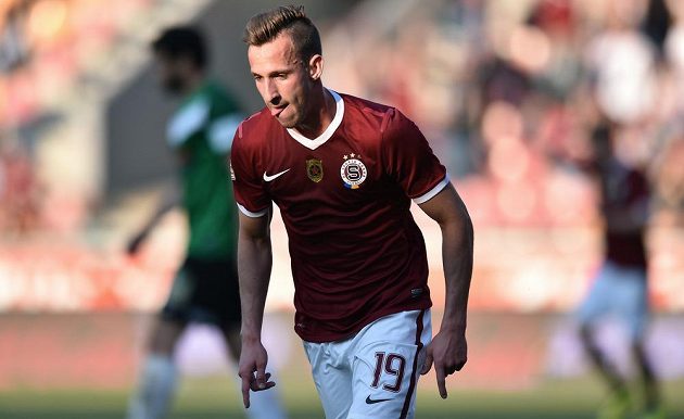 Sparťanský obránce Matěj Hybš oslavuje svůj gól na 2:0 během odvetného utkání semifinále Poháru České pošty proti Jablonci.