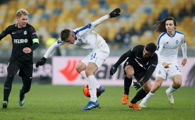 Fotbalista Dynama Kyjev Artem Besedin v obklíčení jabloneckých Tomáše Hübschmana a Davida Hovorky.
