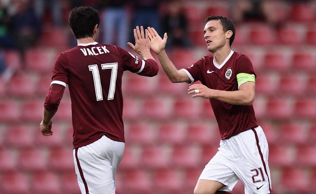 Útočník Sparty Praha David Lafata oslavuje se spoluhráčem Kamilem Vackem gól během utkání 8. kola Synot ligy proti Hradci Králové.