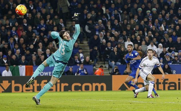 Rijád Mahríz z Leicesteru (v modrém dresu) překonává brankáře Chelsea Thibauta Courtoise.