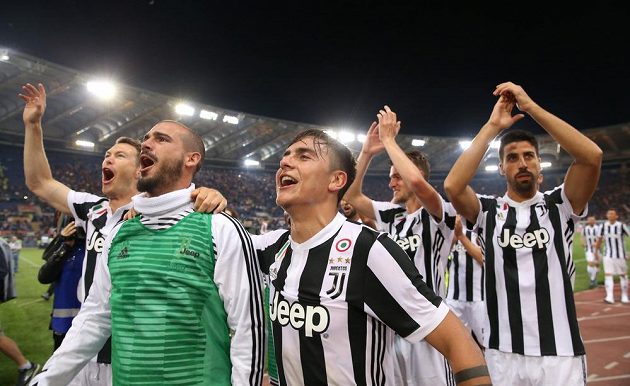 Juventus slaví mistrovský titul, sedmý v řadě. Na snímku Paulo Dybala, Stefano Sturaro a další hráči Staré dámy.