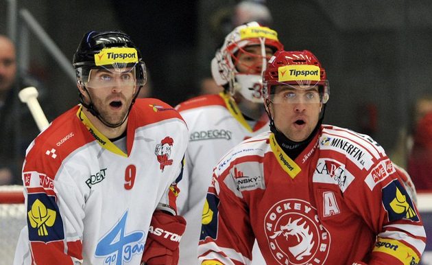 Olomoucký obránce Tomáš Houdek (vlevo), brankář Kohoutů Tomáš Vošvrda (vzadu) a třinecký útočník Jiří Polanský v zápase 28. kola Tipsport extraligy.