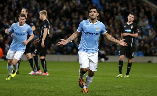 Útočník Manchesteru City Sergio Agüero (druhý zprava) se raduje z gólu proti Plzni.