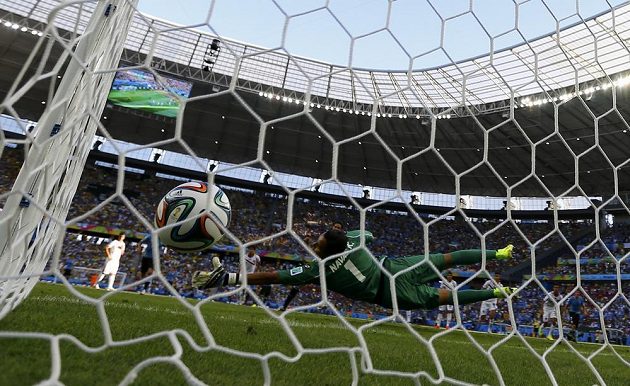 Kostarický gólman Keilor Navas se marně natahuje za pokutovým kopem Edinsona Cavaniho z Uruguaye.