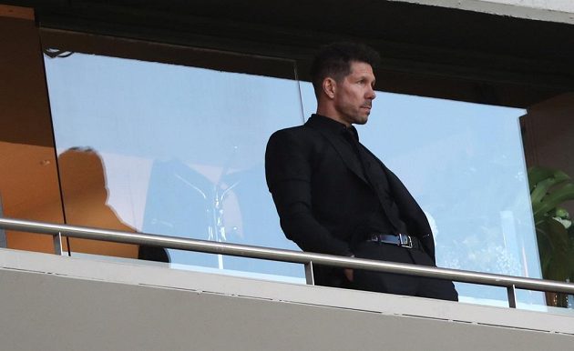 Suspendovaný kouč Atlétika Madrid Diego Simeone na tribuně při odvetě sdemifinále EL s Arsenalem.