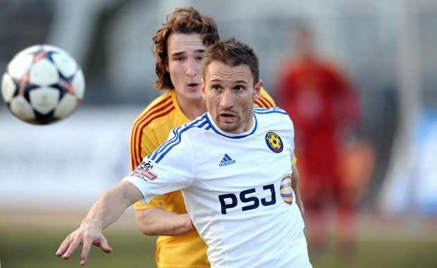 Jihlavský záložník Marek Jungr (vpředu) v souboji s obráncem Dukly Matějem Hanouskem v utkání 19. kola fotbalové Gambrinus ligy.
