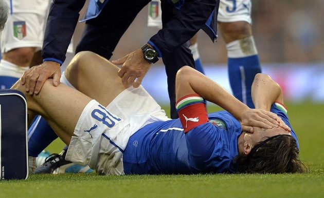 Zraněný Ital Riccardo Montolivo přijde o MS v Brazílii kvůli zlomené noze z přípravného duelu.